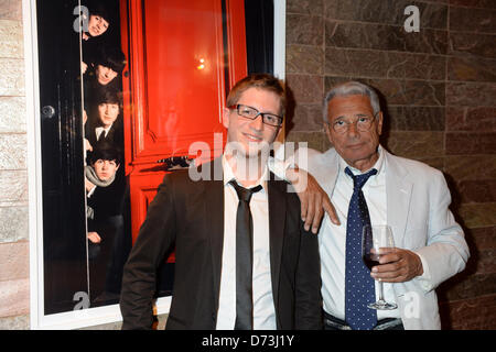 Photographe français Jean-Marie Perier (R) et propriétaire d'une galerie d'Emeric Descroix posent ensemble devant la photographie intitulée 'les Beatles' à partir de 1964, lors du vernissage de l'exposition photo de "rampe" à Munich, Allemagne, 24 avril 2013. Photo : Felix Hoerhager Banque D'Images