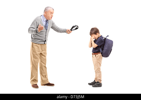 Portrait d'un grand-père en colère tenant une courroie et criant à son neveu isolé sur fond blanc Banque D'Images