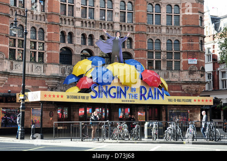 Londres, Royaume-Uni, le Musical Singin sous la pluie au Théâtre Palace Banque D'Images