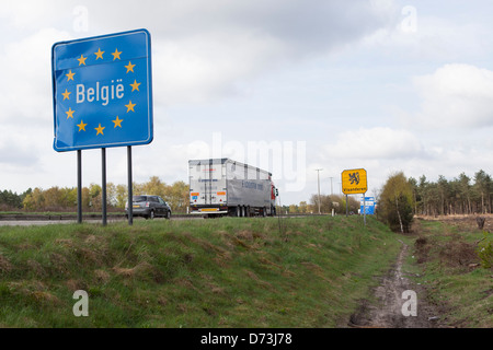 Le trafic de passage de la frontière Pays-Bas Belgique à Postel à l'autoroute A67 ou E34 Banque D'Images