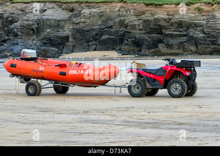 RNLI embarcation de sauvetage gonflables, Harlyn Bay, Cornwall, Angleterre Banque D'Images