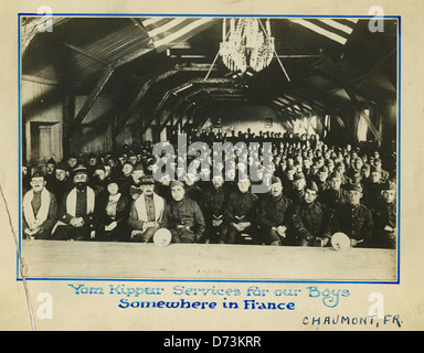 Les militaires juifs se rassemblent pour les services de Yom Kippour pendant la première Guerre mondiale en France, vers 1917. La photo souligne l'observance des traditions juives même en temps de guerre, avec des aumôniers menant les prières. Banque D'Images