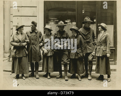 Les femmes et les hommes en uniforme, vers 1917 Banque D'Images