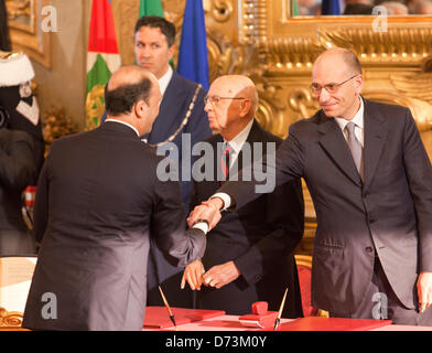 28 avril 2013, Rome, Italie. Prestation de serment du nouveau gouvernement italien du cabinet. Angelino Alfano, serre la main du premier ministre italien Enrico Letta Banque D'Images