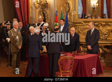 28 avril 2013, Rome, Italie. Prestation de serment du gouvernement italien du cabinet. Giorgio Napolitano, serre la main avec Angelino Alfano Banque D'Images