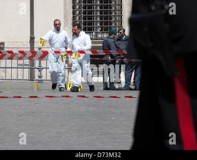 28 avril 2013, Rome, Italie. Lors de l'assermentation du nouveau gouvernement du Premier ministre italien Enrico Letta, des policiers ont été blessés dans une fusillade au Palais Chigi. Alamy Live News. Banque D'Images