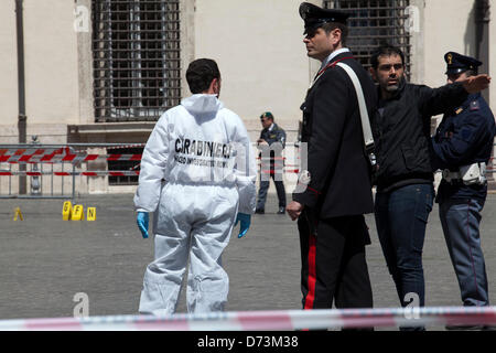 28 avril 2013, Rome, Italie. Lors de l'assermentation du nouveau gouvernement du Premier ministre italien Enrico Letta, des policiers ont été blessés dans une fusillade au Palais Chigi. Alamy Live News. Banque D'Images