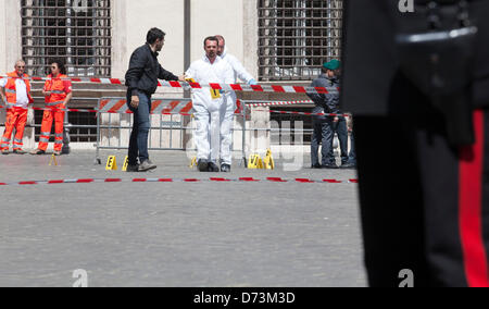 28 avril 2013, Rome, Italie. Lors de l'assermentation du nouveau gouvernement du Premier ministre italien Enrico Letta, des policiers ont été blessés dans une fusillade au Palais Chigi. Alamy Live News. Banque D'Images