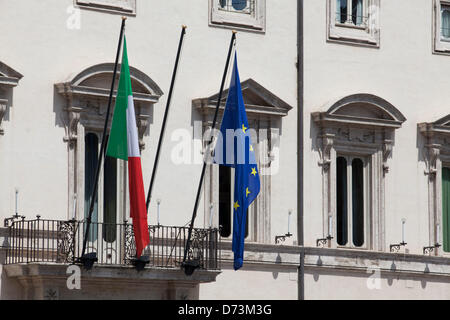 28 avril 2013, Rome, Italie. Lors de l'assermentation du nouveau gouvernement du Premier ministre italien Enrico Letta, des policiers ont été blessés dans une fusillade au Palais Chigi. Alamy Live News. Banque D'Images