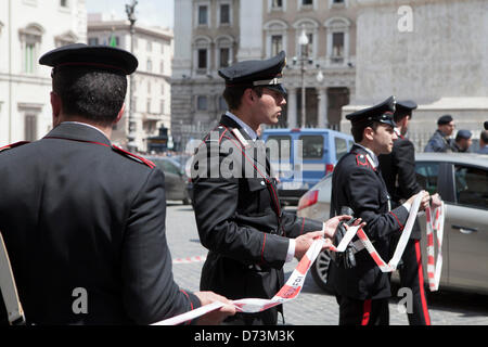 28 avril 2013, Rome, Italie. Lors de l'assermentation du nouveau gouvernement du Premier ministre italien Enrico Letta, des policiers ont été blessés dans une fusillade au Palais Chigi. Alamy Live News. Banque D'Images