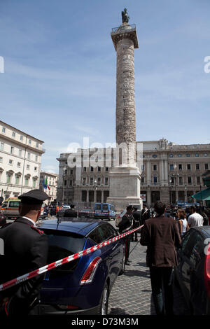 28 avril 2013, Rome, Italie. Lors de l'assermentation du nouveau gouvernement du Premier ministre italien Enrico Letta, des policiers ont été blessés dans une fusillade au Palais Chigi. Alamy Live News. Banque D'Images