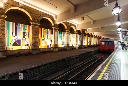 La station de métro de Gloucester, plate-forme de Londres, Angleterre, Royaume-Uni Banque D'Images