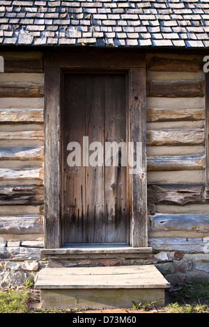 Pioneer log cabin restauré et l'étape de porte. Banque D'Images