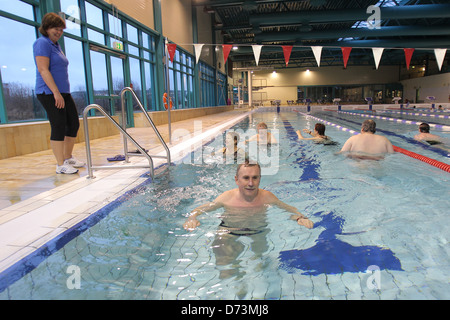 Flensburg, Allemagne, de l'aquagym dans une piscine Banque D'Images