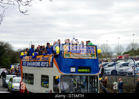 28 avril 2013, Mansfield, Nottinghamshire, Angleterre. Mansfield Town F.C. célébrer promotion retour à football ligue la saison prochaine (2013-2014)avec un open top bus tour de la ville.spectateurs le long de la route en chantant et scandant comme le bus de l'équipe par le passé. Alamy Live News. Banque D'Images