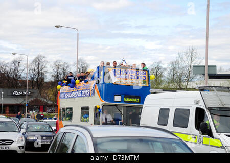 28 avril 2013, Mansfield, Nottinghamshire, Angleterre. Mansfield Town F.C. célébrer promotion retour à football ligue la saison prochaine (2013-2014)avec un open top bus tour de la ville.spectateurs le long de la route en chantant et scandant comme le bus de l'équipe par le passé. Alamy Live News. Banque D'Images