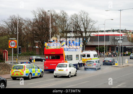 28 avril 2013, Mansfield, Nottinghamshire, Angleterre. Mansfield Town F.C. célébrer promotion retour à football ligue la saison prochaine (2013-2014)avec un open top bus tour de la ville.spectateurs le long de la route en chantant et scandant comme le bus de l'équipe par le passé. Alamy Live News. Banque D'Images
