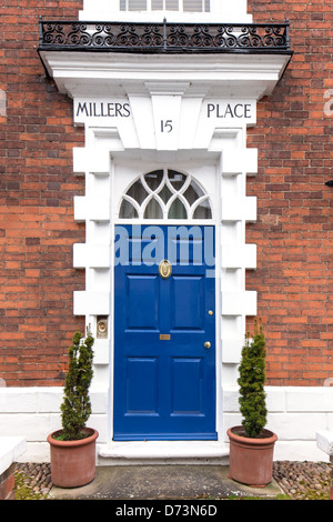 Porte bleue sur Georgian House, Warwick, Warwickshire, England, UK Banque D'Images