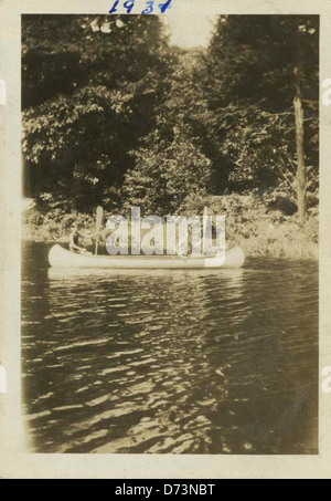 Cette photographie montre deux garçons pagayant un canoë au camp d'été Hebrew Orphan Asylum à New York. L'image capture les activités récréatives du camp, mettant en évidence l'expérience des enfants juifs dans le camp au début du XXe siècle. Banque D'Images