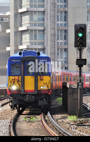 Vue sur la tête d'un train approchant les trains du sud-ouest de la station de Vauxhall Banque D'Images