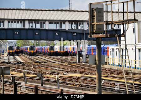 Une ligne de 6 trains sud-ouest de l'écurie en voies latérales à Clapham Junction en attente de leur prochain tour de service Banque D'Images