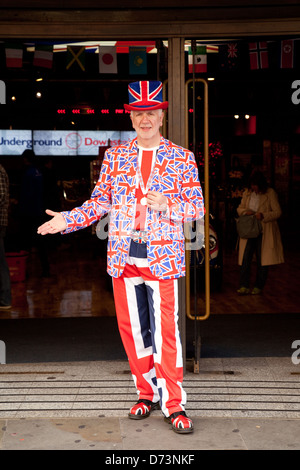 Un homme habillé en costume d'Union Jack flag représentant un patriote britannique, la Grande-Bretagne, le patriotisme, UK Banque D'Images