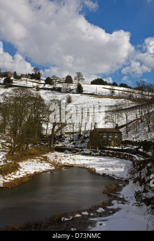 Jowler Mill Dam et la neige a couvert la campagne environnante Banque D'Images