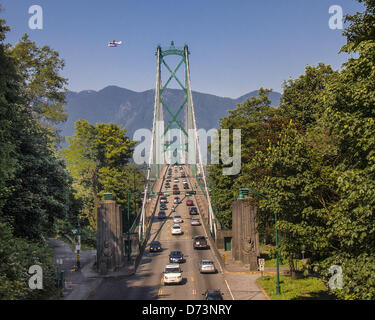 8 juillet 2012 - Vancouver, Colombie-Britannique, Canada - Le pont Lions Gate, officiellement connu sous le nom de First Narrows Bridge, traverse Burrard Inlet et relie la ville de Vancouver, C.-B. à la rive nord des municipalités du district de North Vancouver, la ville de North Vancouver et West Vancouver. Le nom Lions Gate fait référence à l'Lions, une paire de sommets de montagnes au nord de Vancouver. Le trafic sur le pont tête dans leur direction. Un hydravion vole au-dessus. (Crédit Image : © Arnold Drapkin/ZUMAPRESS.com) Banque D'Images