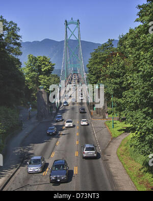 8 juillet 2012 - Vancouver, Colombie-Britannique, Canada - Le pont Lions Gate, officiellement connu sous le nom de First Narrows Bridge,.traverse Burrard Inlet et relie la ville de Vancouver, C.-B. à la rive nord des municipalités du district de North Vancouver, la ville de North Vancouver et West Vancouver. Le nom Lions Gate fait référence à l'Lions, une paire de sommets de montagnes au nord de Vancouver. Le trafic sur le pont tête dans leur direction. (Crédit Image : © Arnold Drapkin/ZUMAPRESS.com) Banque D'Images