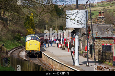 Chariots tirés par des locomotives diesel de la classe 37 (37264) avec le débarquement des passagers à la ferme de la station. Banque D'Images