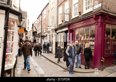 Personnes dans une scène de rue, les Shambles, vieille ville de New York, Yorkshire Angleterre UK Banque D'Images