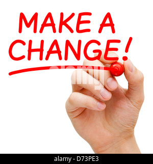 La main faire un changement avec marqueur rouge sur transparent essuyer. Banque D'Images
