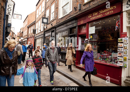 Personnes dans une scène de rue, les Shambles, vieille ville de New York, Yorkshire Angleterre UK Banque D'Images