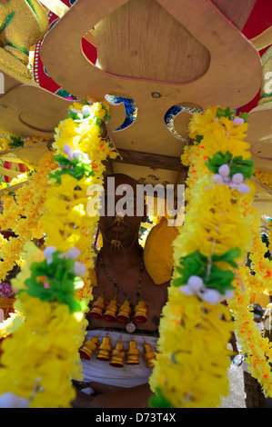 Kavadi tous en jaune à thaipusam à Penang, Banque D'Images