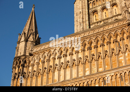 La Cathédrale de Lincoln, baigné de lumière avril en fin de soirée. Banque D'Images