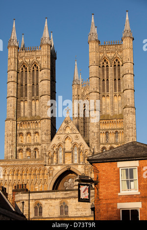 La Cathédrale de Lincoln, baigné de lumière avril en fin de soirée. Banque D'Images