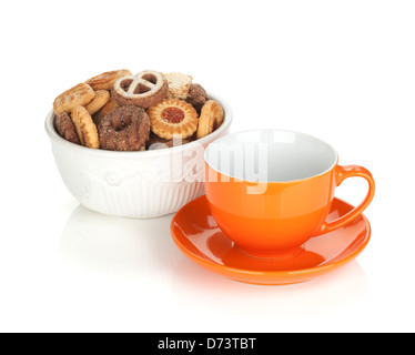 Divers les cookies dans le bol et tasse de thé orange. Isolé sur fond blanc Banque D'Images