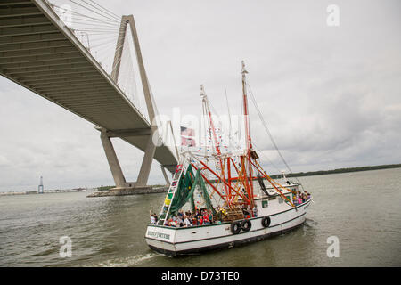 Décoré d'un crevettier processus relevant de la Arthur Ravenel Jr. pont pendant la bénédiction annuelle de la flotte le 28 avril 2013 à Mt Pleasant, Caroline du Sud. La bénédiction célèbre l'industrie de la crevette dans la région de Charleston et de fournir une bonne fortune pour les bateaux de pêche. Banque D'Images
