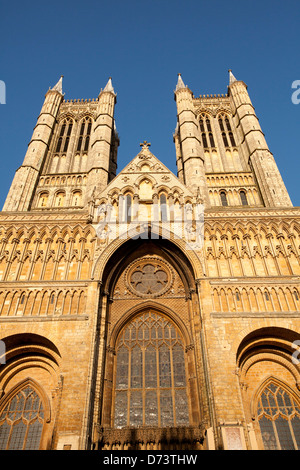 La Cathédrale de Lincoln, baigné de lumière avril en fin de soirée. Banque D'Images