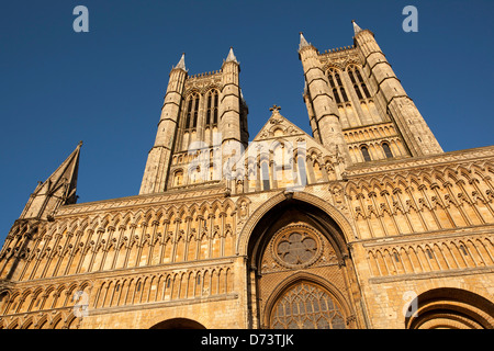 La Cathédrale de Lincoln, baigné de lumière avril en fin de soirée. Banque D'Images