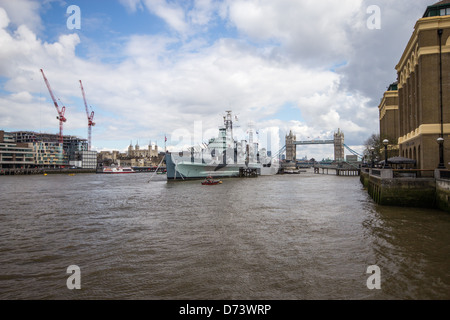 Le HMS Belfast amarré comme un musée sur la Tamise Banque D'Images