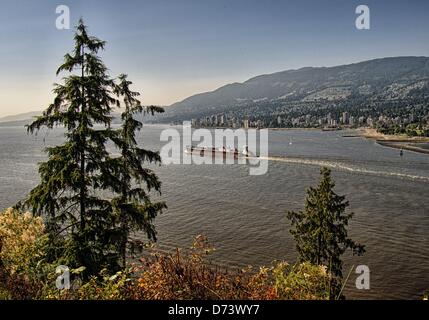 8 juillet 2012 - Vancouver, Colombie-Britannique, Canada - une vue panoramique spectaculaire de la Côte-Nord, ses municipalités, de montagnes et de Burrard Inlet du Prospect Point Lookout dans le parc Stanley, Vancouver, comme un pétrolier navigue à travers l'admission. L'affût est a doit visiter destination phare pour les habitants et les visiteurs. (Crédit Image : © Arnold Drapkin/ZUMAPRESS.com) Banque D'Images