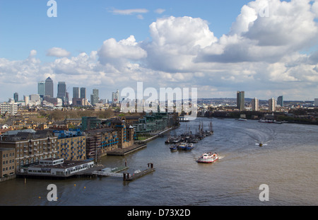 Londres vue paysage à l'est de Tower Bridge vers docklands Banque D'Images