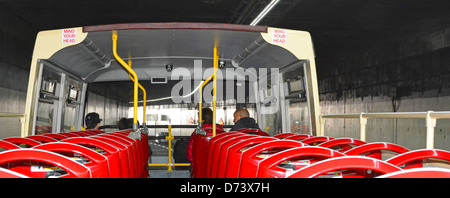 Quelques passagers touristiques sur le pont supérieur d'un bus à impériale à toit ouvert à Londres en traversant un tunnel routier en gardant à l'esprit le signe du Royaume-Uni Banque D'Images