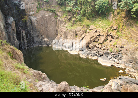 Heaw na rok cascade à sec en été, le parc national Khao Yai , Thaïlande Banque D'Images