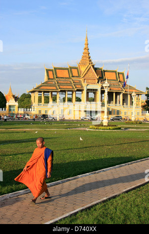 Le moine bouddhiste marcher en avant du pavillon de la lune, du Palais Royal, Phnom Penh, Cambodge Banque D'Images