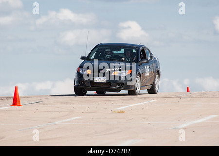Un Noir 2006 Saturn Ion Redline dans une course automobile autocross régional Sports Car Club of America (SCCA) cas Banque D'Images
