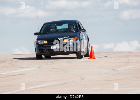 Un Noir 2006 Saturn Ion Redline dans une course automobile autocross régional Sports Car Club of America (SCCA) cas Banque D'Images