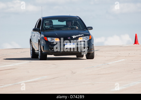 Un Noir 2006 Saturn Ion Redline dans une course automobile autocross régional Sports Car Club of America (SCCA) cas Banque D'Images