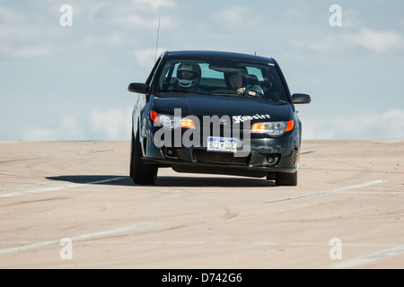 Un Noir 2006 Saturn Ion Redline dans une course automobile autocross régional Sports Car Club of America (SCCA) événement. Banque D'Images
